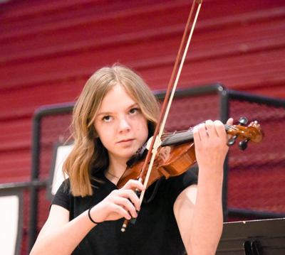 girl playing violin