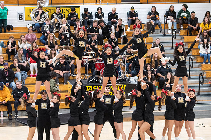 HHS cheerleading formation