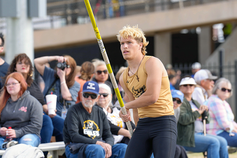 pole vault athlete ready to compete